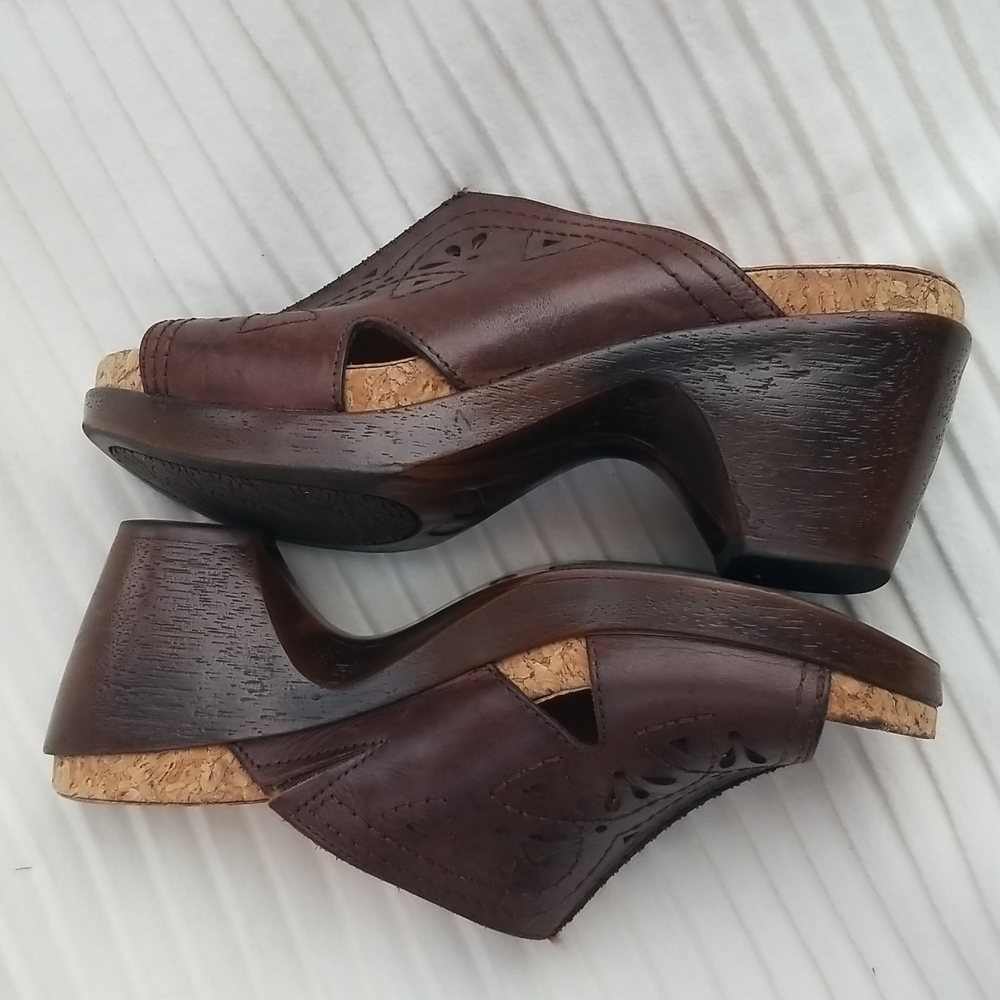 SIZE 8, Nurture Womans Leather upper and lining Sandals , made in Dominican Rep.